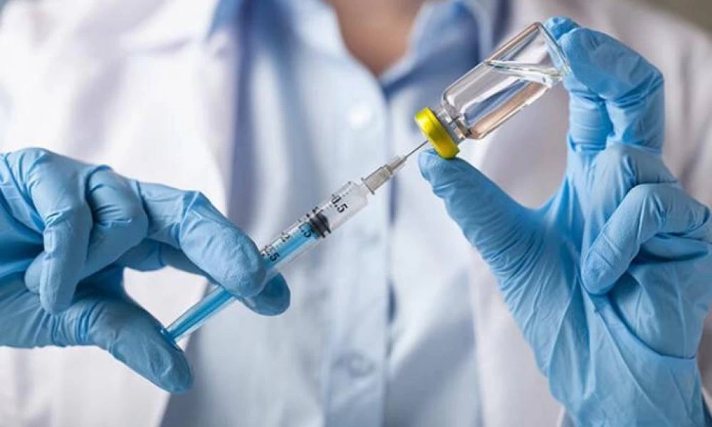 Βρετανός ανοσολόγος: Το εμβόλιο δεν θα φέρει την "επιστροφή στην κανονικότητα"